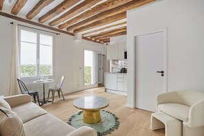 Apartment | Living area - Apartment With Terrace Tour Eiffel Invalides (Paris)