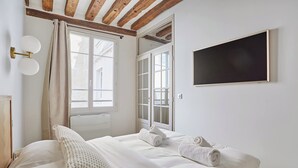 Unclassified image, 4 of 32, button - Apartment With Terrace Tour Eiffel Invalides (Paris)