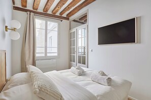 1 bedroom, laptop workspace, iron/ironing board, bed sheets - Apartment With Terrace Tour Eiffel Invalides (Paris)