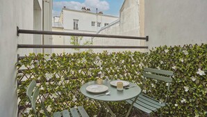 Unclassified image, 5 of 32, button - Apartment With Terrace Tour Eiffel Invalides (Paris)