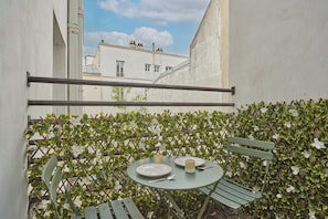 Outdoor dining - Apartment With Terrace Tour Eiffel Invalides (Paris)