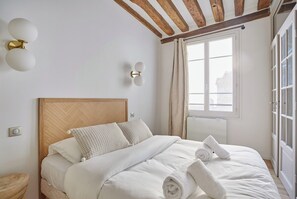 1 غرفة نوم ومساحة عمل للكمبيوتر المحمول ومكواة/لوح كي وملاءات أسرّة