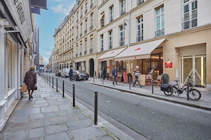 Street view - Charming Apartment Faubourg St Honore Madeleine (Paris)