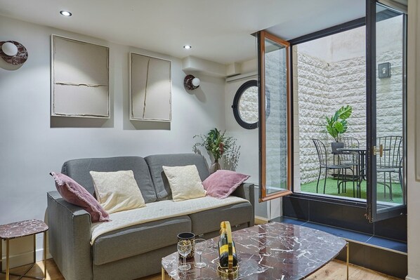 Apartment | Living area - Charming Apartment Faubourg St Honore Madeleine (Paris)