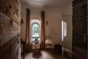 Dusche, Haartrockner, Handtücher, Seife