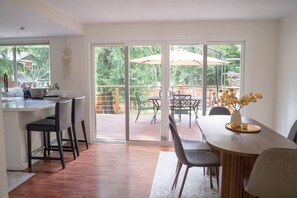 Dining - Charming 3-bedroom retreat house in North Bend (North Bend)