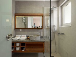 Ducha, secador de pelo, toallas