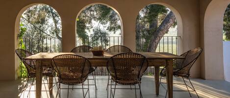 تناول الطعام بالخارج