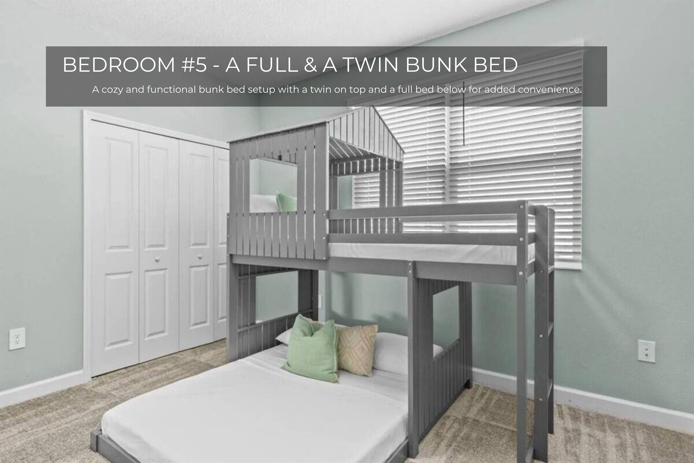 Een slaapkamer met een stapelbed, bestaande uit een eenpersoonsbed en een tweepersoonsbed eronder.