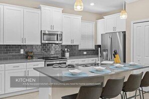 冷蔵庫、電子レンジ、オーブン、コンロ