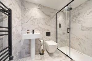 Een douche, een haardroger