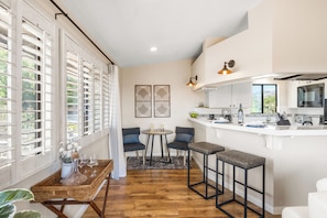 Kjøleskap, ovn, kokeplater og oppvaskmaskin