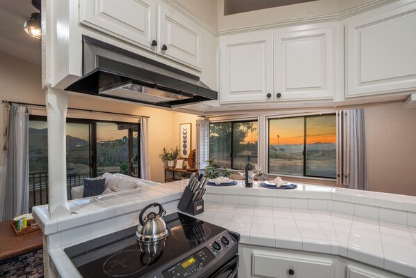Fridge, oven, stovetop, dishwasher
