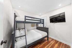 3 bedrooms, free WiFi, bed sheets, wheelchair access