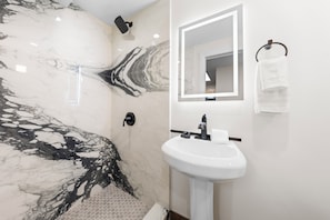 Dusche, Haartrockner, Handtücher
