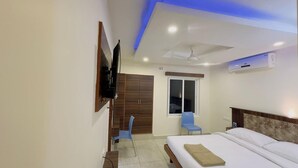 Suite | Egyptian cotton sheets, premium bedding, free WiFi - Vasantharaja Inn (Puducherry)