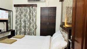 Egyptian cotton sheets, premium bedding, free WiFi - Vasantharaja Inn (Puducherry)