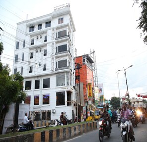 Front of property - Vasantharaja Inn (Puducherry)