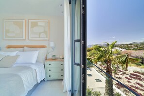 In-room safe, iron/ironing board, WiFi, bed sheets