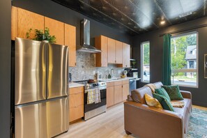 Fridge, oven, stovetop, dishwasher