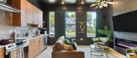 ثلاجة، فرن، موقد طهي مسطح، غسالة أطباق