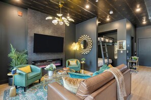 Smart TV, fireplace