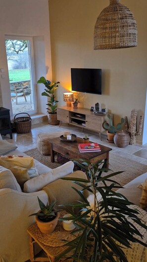 Living area - Quiet cottage with private pool, garden and French charm in the Dordogne region (Saint-Sulpice-d'Excideuil)