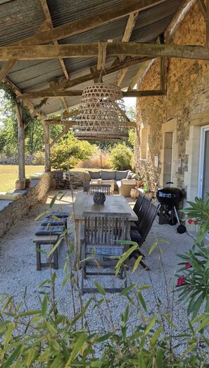 تناول الطعام بالخارج