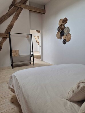 4 عدّة غرف نوم ومكواة/لوح كي وخدمة الإنترنت وملاءات أسرّة