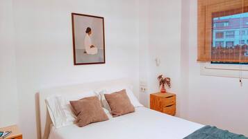Tabla de planchar con plancha, wifi gratis y ropa de cama