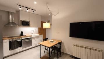 Een koelkast, een magnetron, een oven, een kookplaat