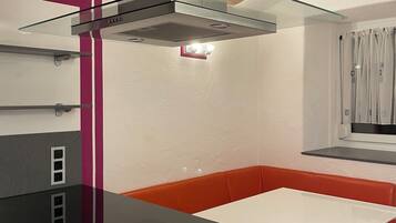 Mikrobølgeovn, ovn, kokeplater og oppvaskmaskin