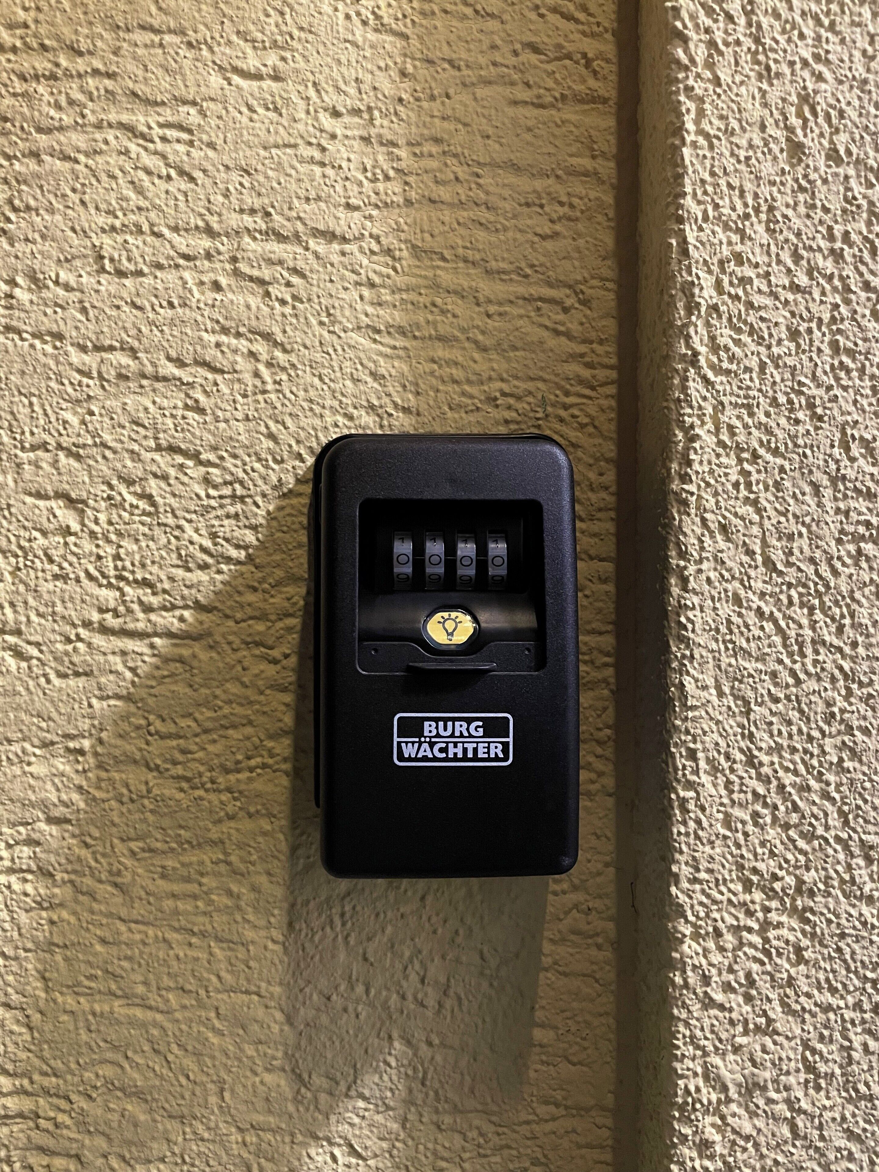 Ein an der Wand montiertes Gegensprechanlage mit Wählrad und dem Aufdruck "BURG WÄCHTER".