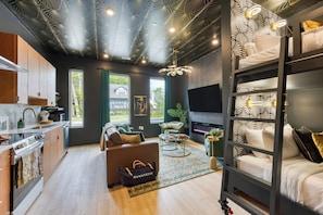 5 bedrooms, free WiFi, bed sheets