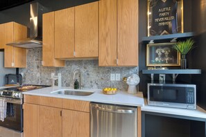 Fridge, oven, stovetop, dishwasher