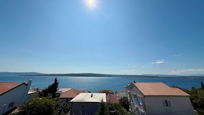 Vista costera con edificios y cielo despejado.