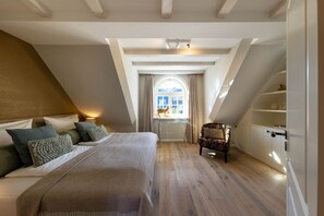3 bedrooms, in-room safe, iron/ironing board, WiFi