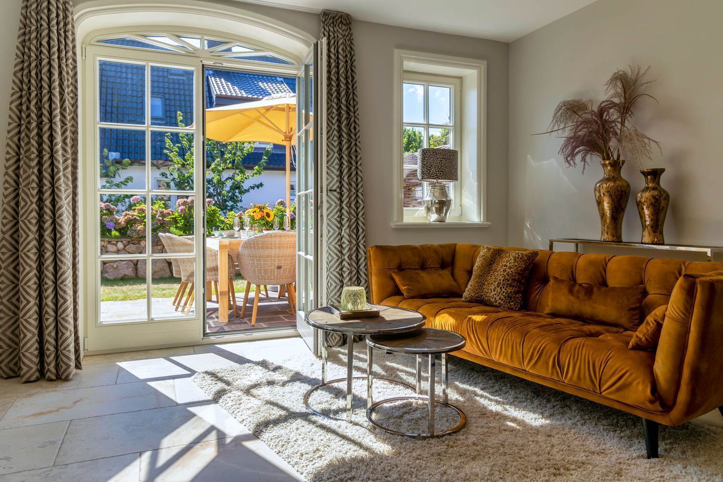 Fernseher, Kamin, Stereoanlage