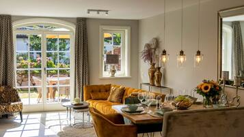 Fernseher, Kamin, Stereoanlage