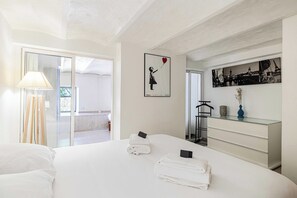3 bedrooms, iron/ironing board, internet, bed sheets