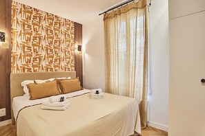 2 عدّة غرف نوم ومكواة/لوح كي وملاءات أسرّة