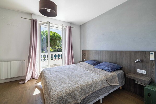 7 bedrooms, iron/ironing board, Internet