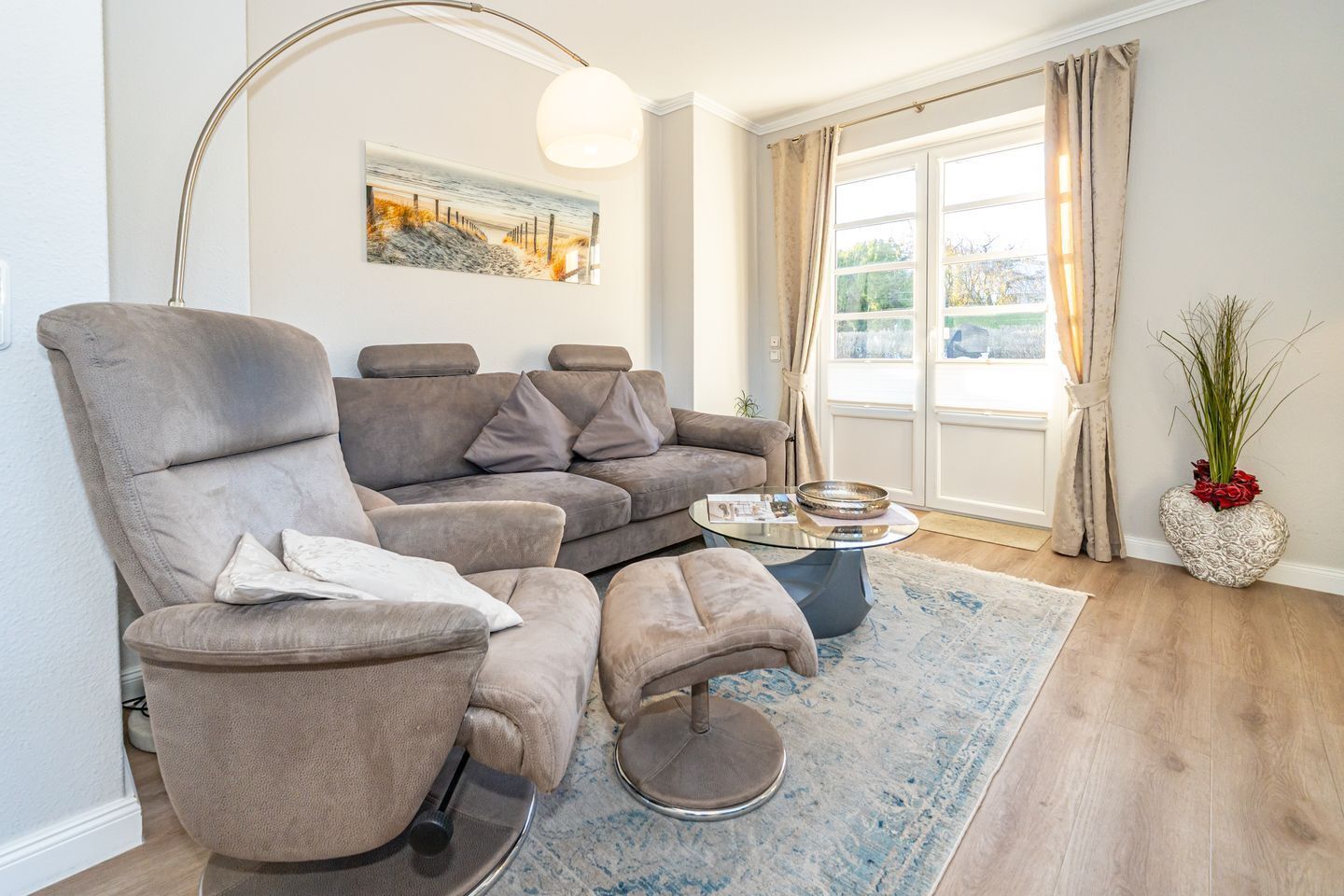 Una televisión, un reproductor estéreo