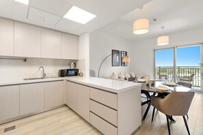 Frigorífico, microondas, horno y placa de cocina