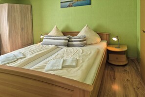 1 Schlafzimmer, Reisekinderbett, Bettwäsche