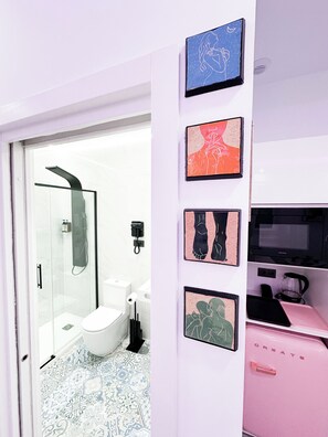 Séchoir à cheveux, serviettes fournies, savon, papier de toilette