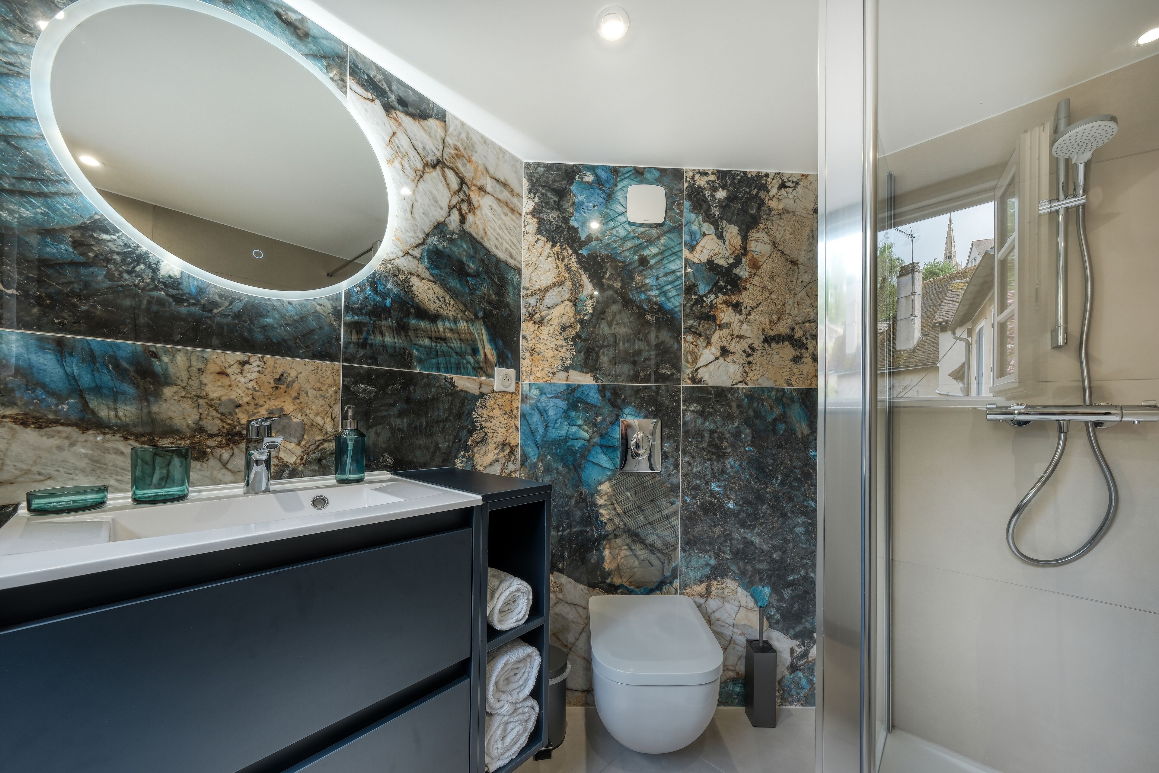 Een haardroger, handdoeken, zeep, toiletpapier