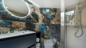 Een haardroger, handdoeken, zeep, toiletpapier