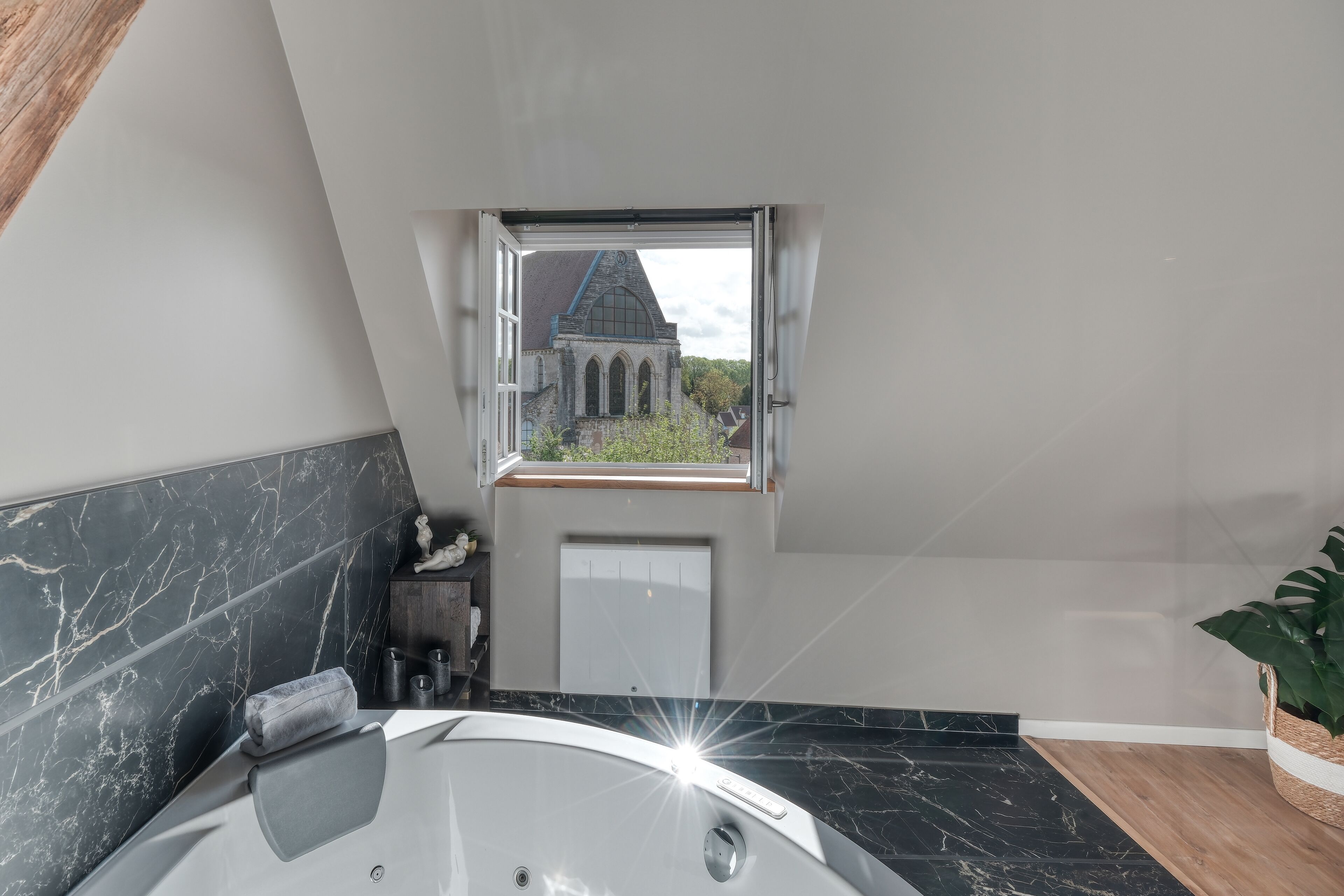 Een haardroger, handdoeken, zeep, toiletpapier