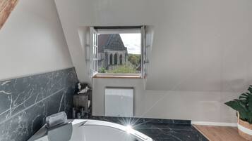 Een haardroger, handdoeken, zeep, toiletpapier